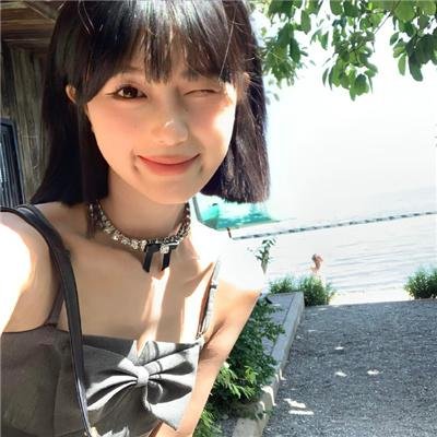 深深腥红